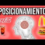 ¿En qué se diferencia el enfoque de Samsung sobre la comercialización de productos del de sus competidores?